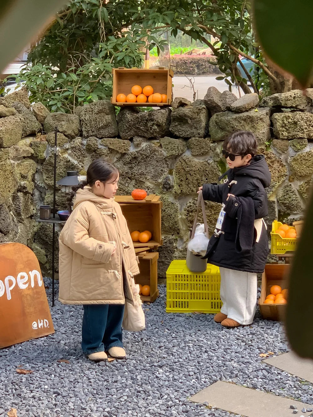 Children's jacket 2025 winter boys and girls Korean version thickened horn buckle coat children's casual hooded medium and long