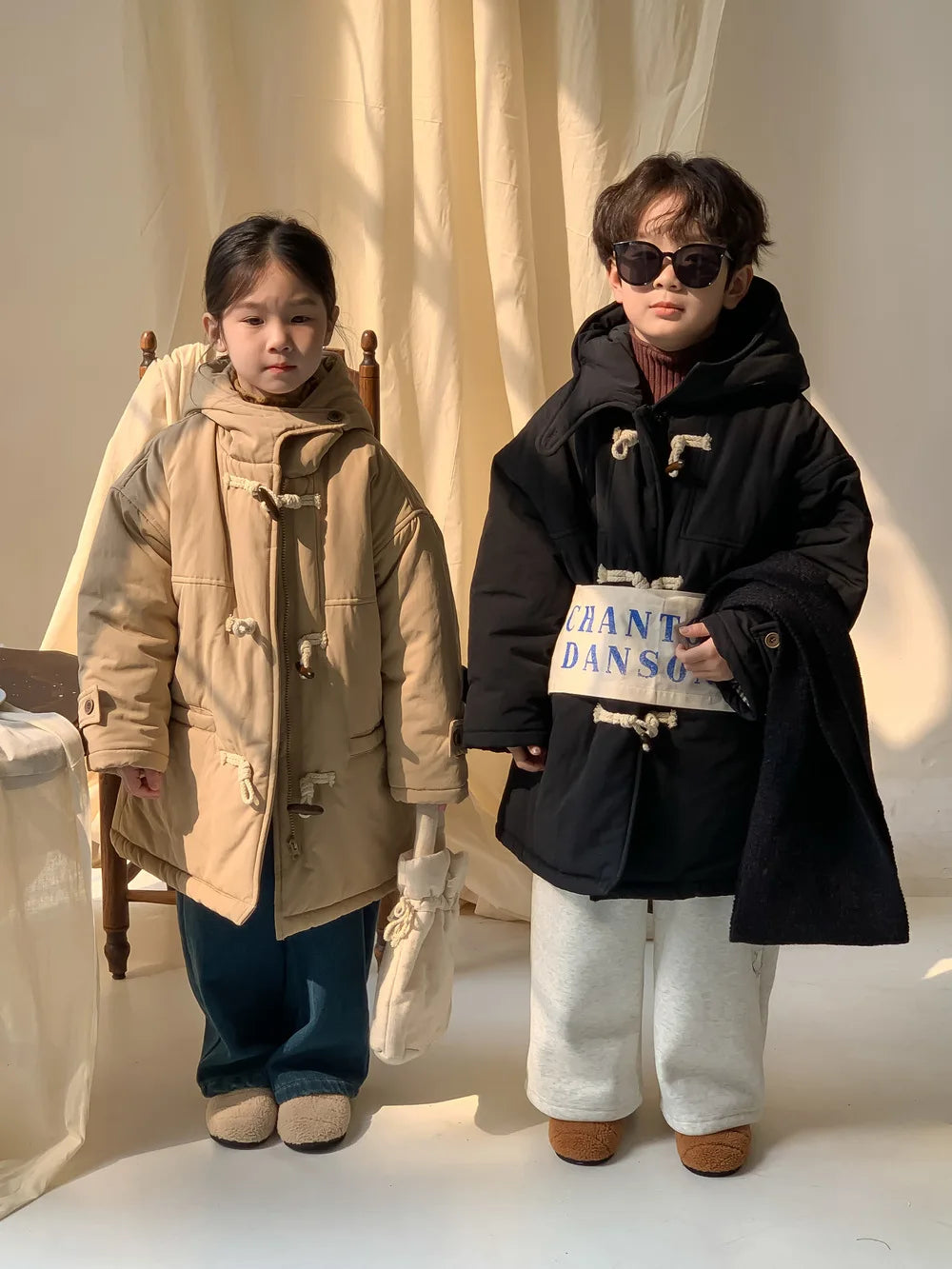 Children's jacket 2025 winter boys and girls Korean version thickened horn buckle coat children's casual hooded medium and long