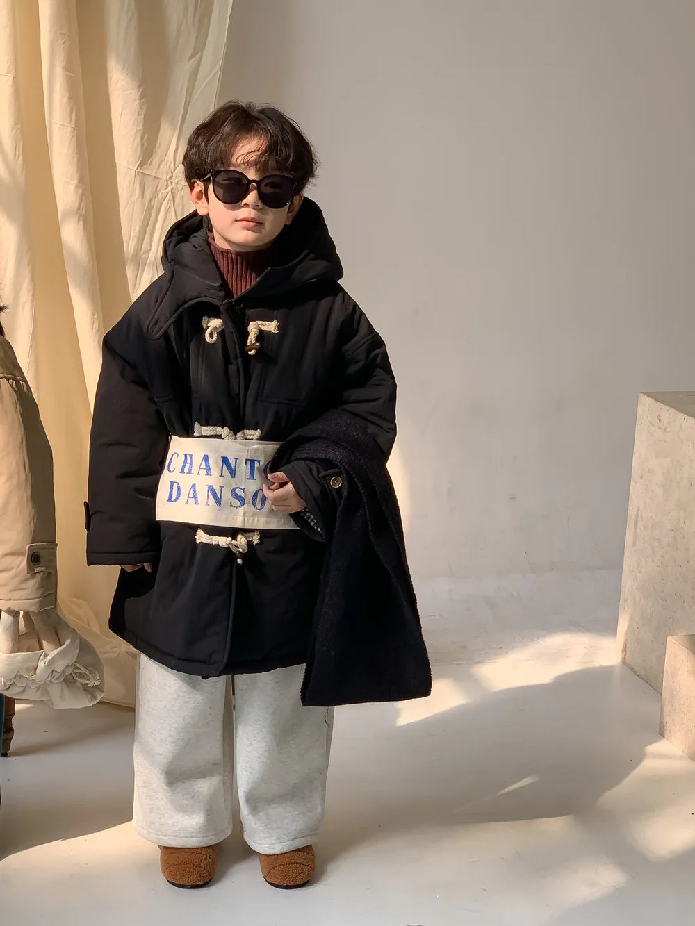 Children's jacket 2025 winter boys and girls Korean version thickened horn buckle coat children's casual hooded medium and long